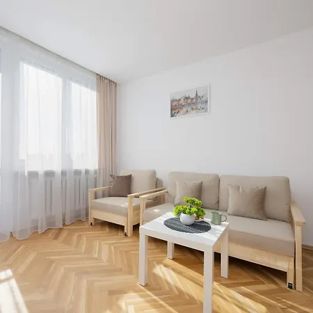 Bright Right Next To The Metro By Renters Varsóvia