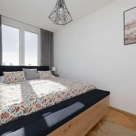 Bright Right Next To The Metro By Renters Apartamento *