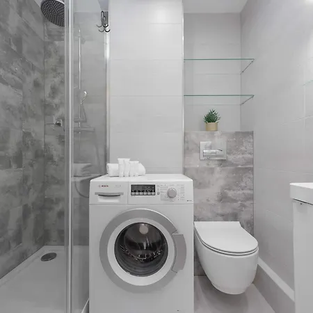Bright Right Next To The Metro By Renters Apartamento Varsóvia