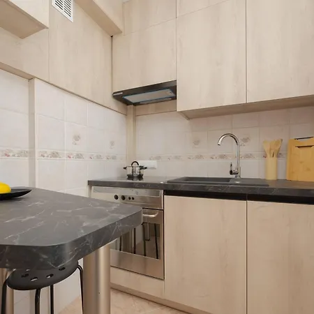Bright Right Next To The Metro By Renters * Varsóvia