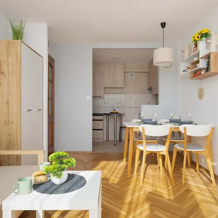 Bright Right Next To The Metro By Renters Varsóvia