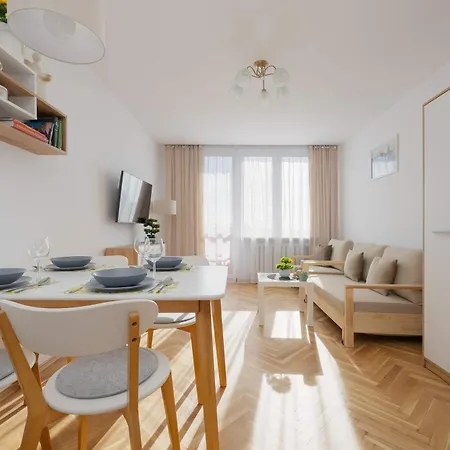 Bright Right Next To The Metro By Renters Varsóvia