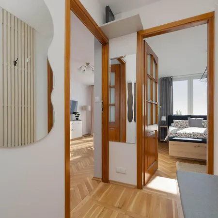 Bright Right Next To The Metro By Renters Apartamento Varsóvia