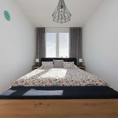 Bright Right Next To The Metro By Renters