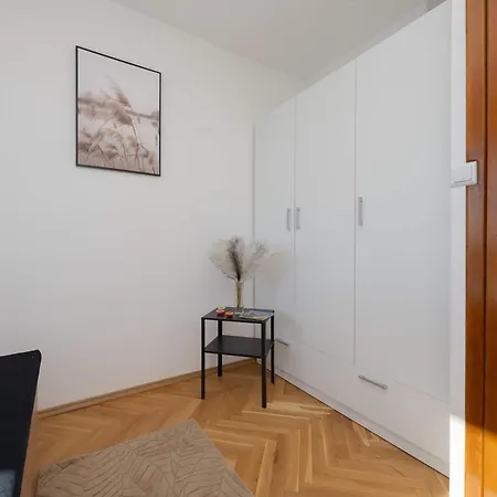 Bright Right Next To The Metro By Renters Apartamento