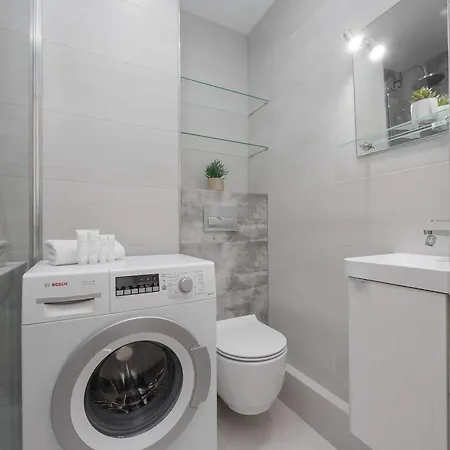 Bright Right Next To The Metro By Renters *