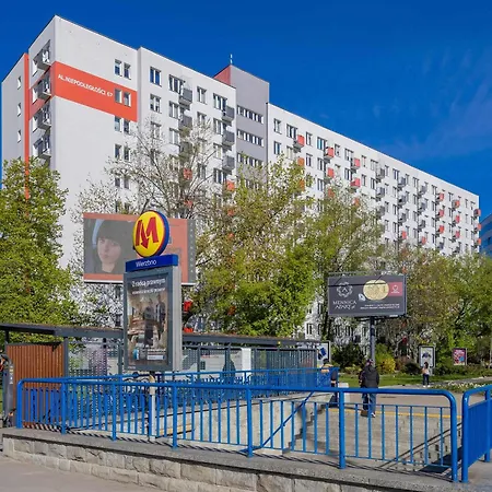 Bright Right Next To The Metro By Renters Apartamento Varsóvia